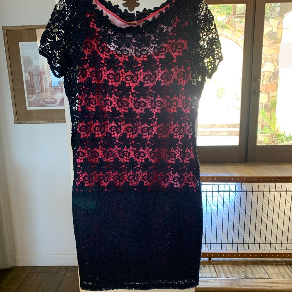 Elie Tahari NWOT size 6 navy crocheted dress with coral satin lining